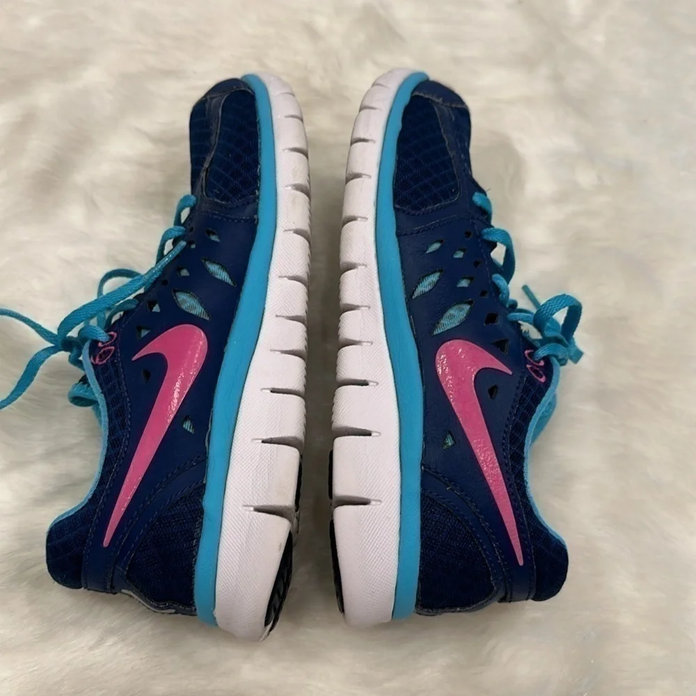 Nike tennis shoe dark blue light blue pink swish size 6